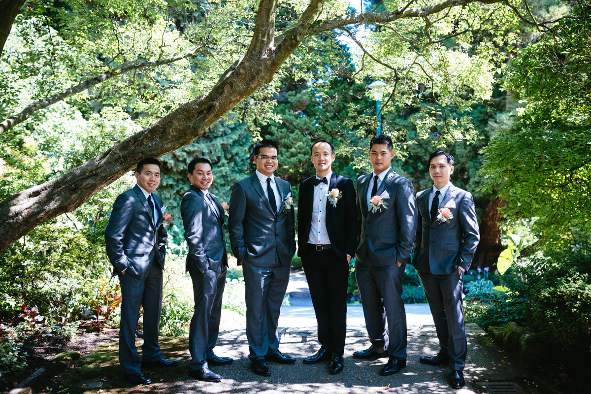 Groomsmen shot under the tree